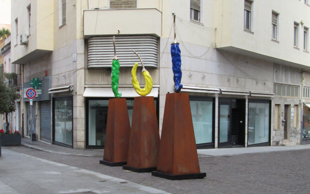Cagliari si acconcia per le feste. Arte urbana o urban kitsch?