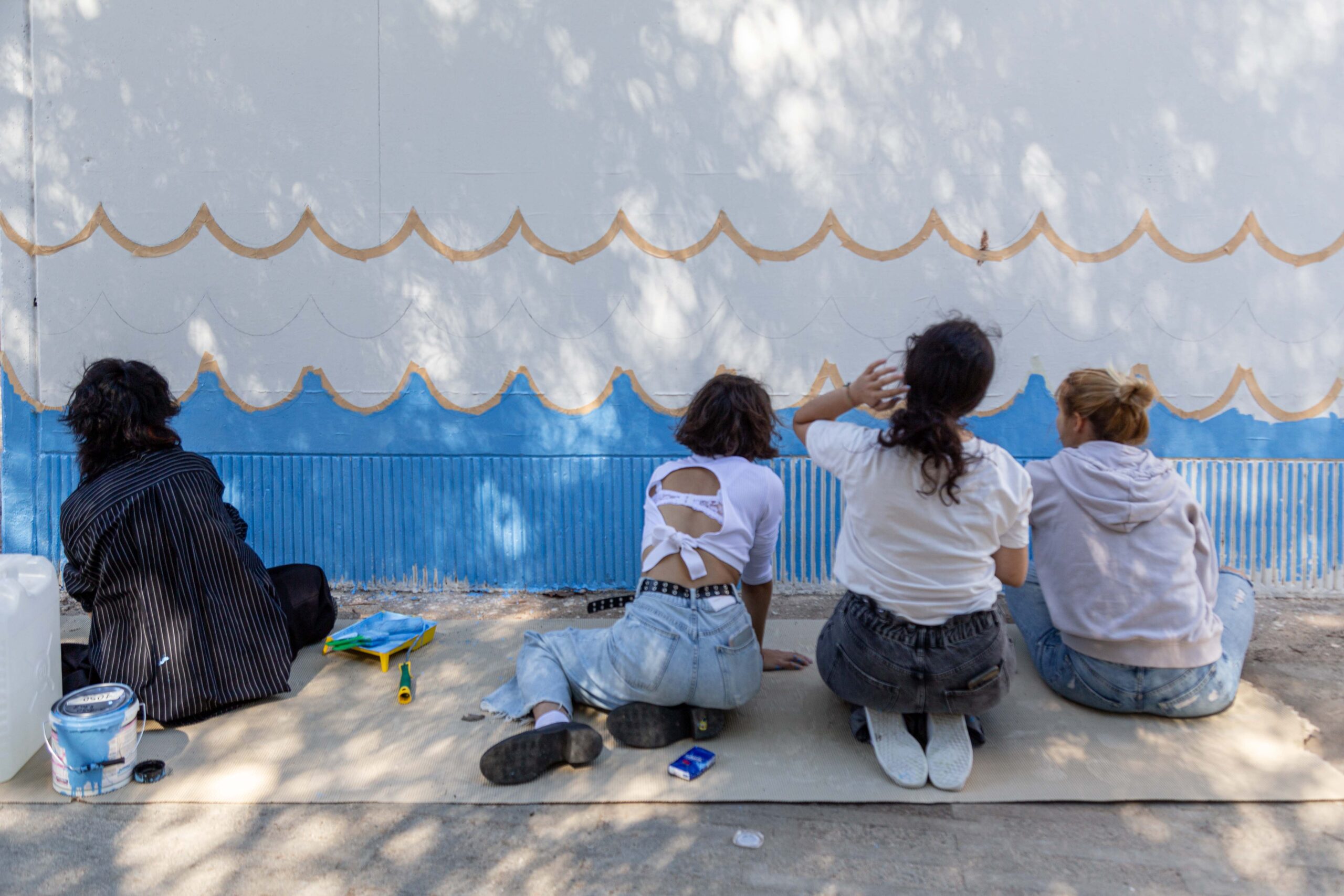 Students working at Mara Damiani "La mia città" mural