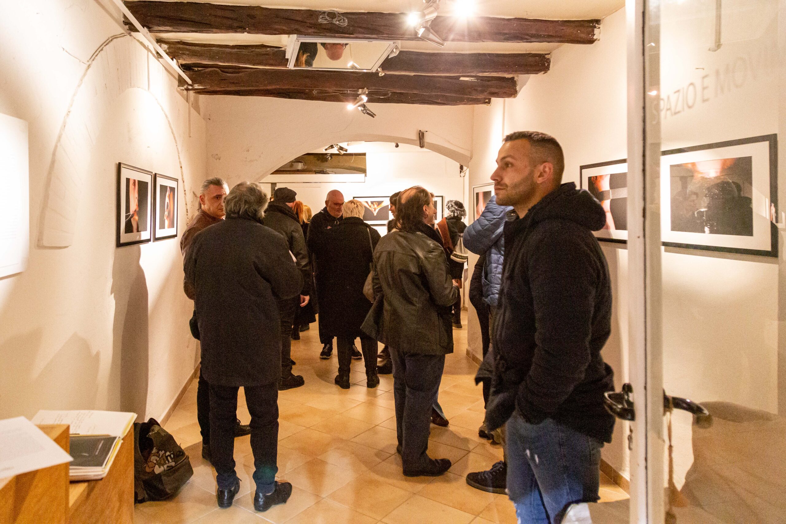 Silvia Sanna, La solitudine dell'anima, visitatori all'inaugurazione, Spazio e Movimento, Cagliari