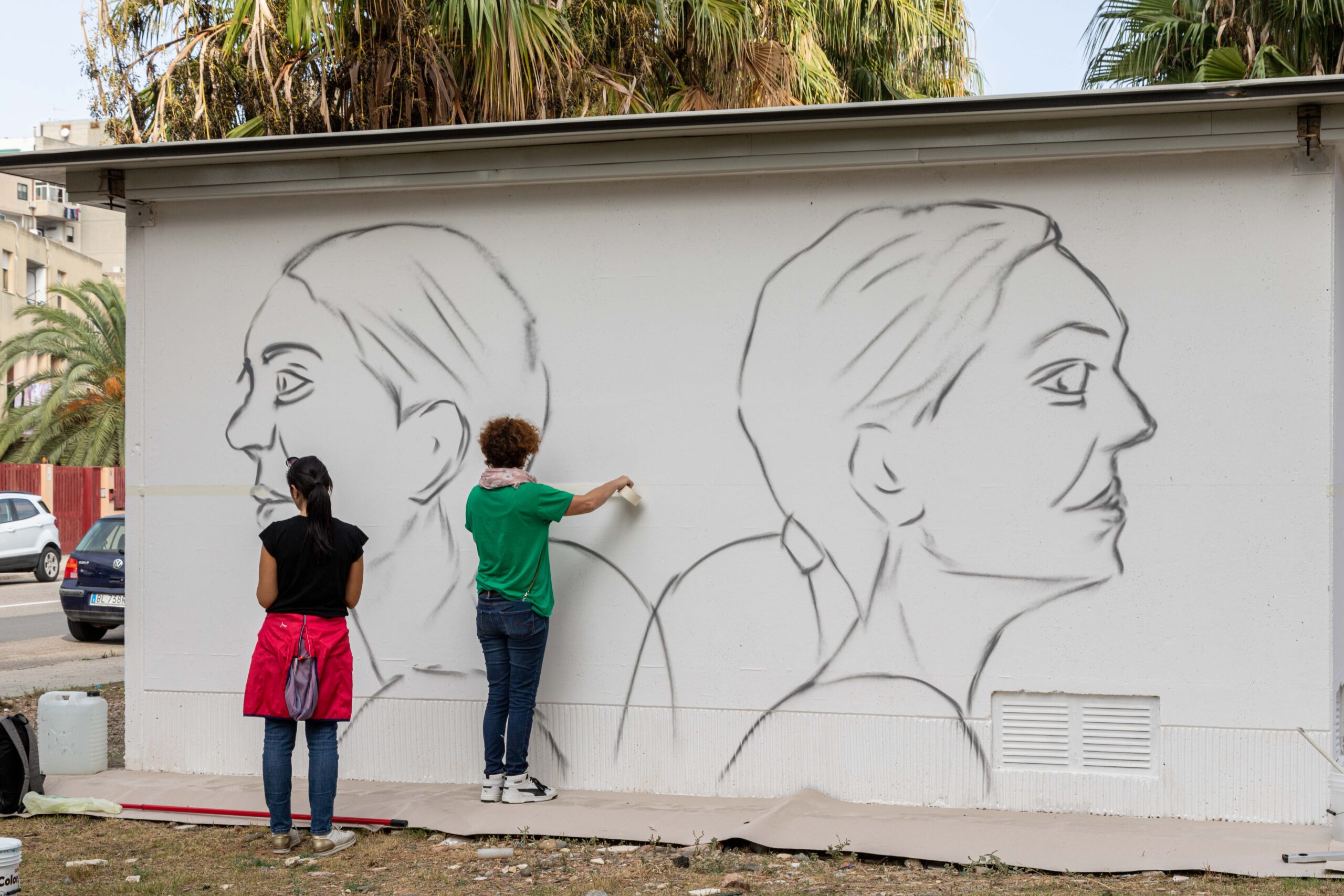 UrbanKofa preparing to paint the background - Photo: Massimiliano Frau