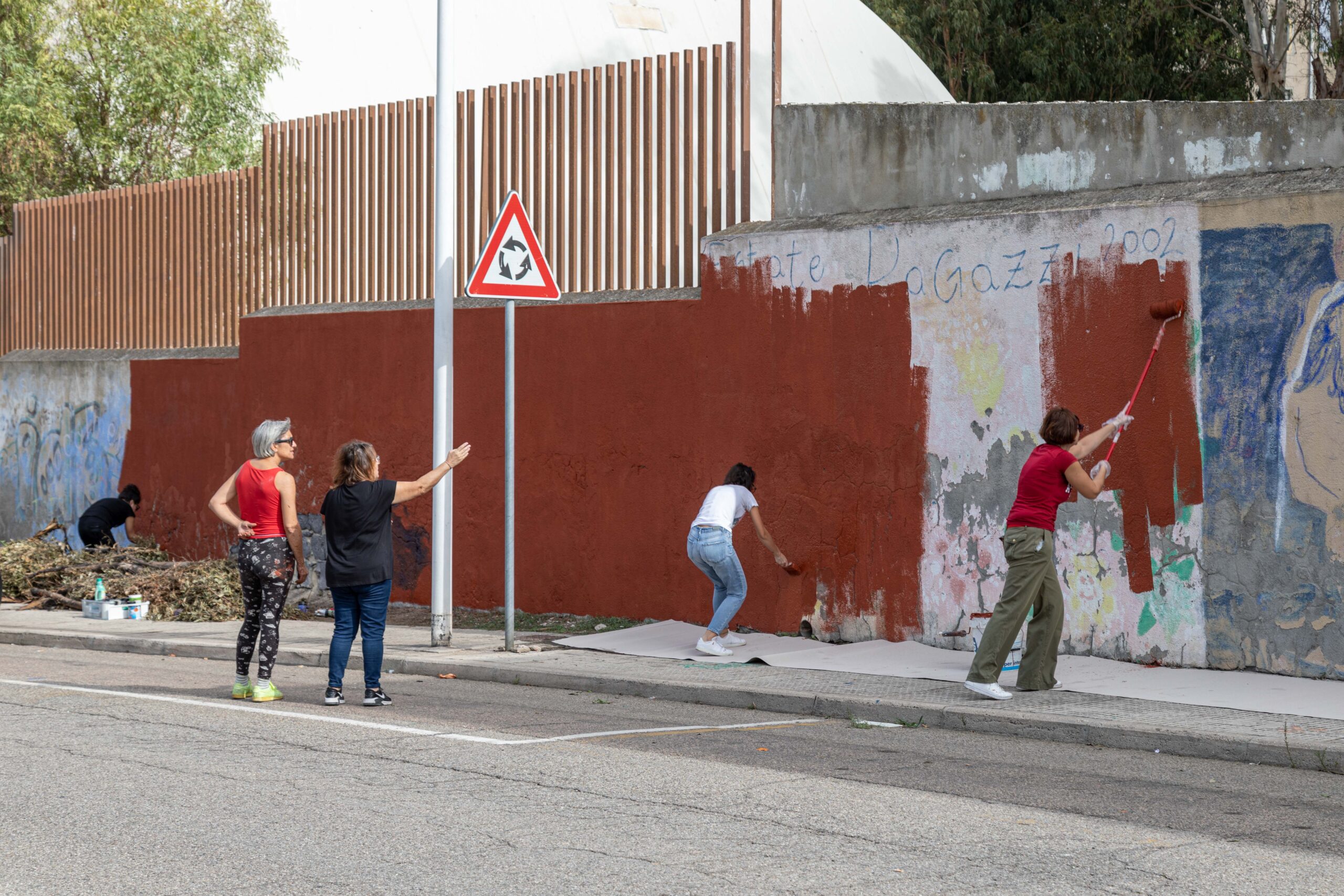 volunteers painting the wall - Photo: Massimiliano Frau