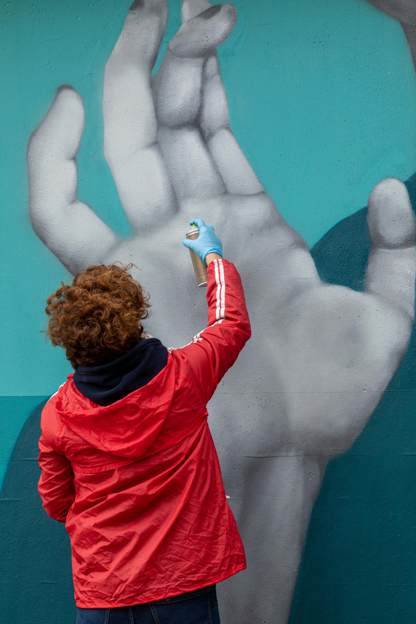 UrbanKofa painting the hands - Photo: Massimiliano Frau