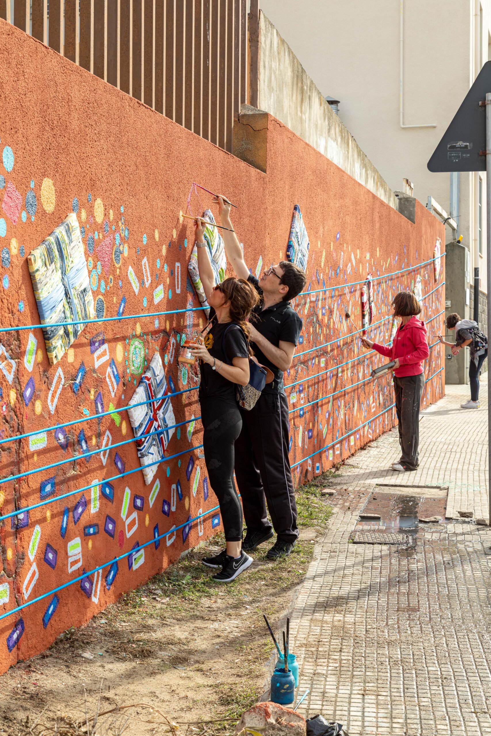volunteers painting details - Photo: Massimiliano Frau