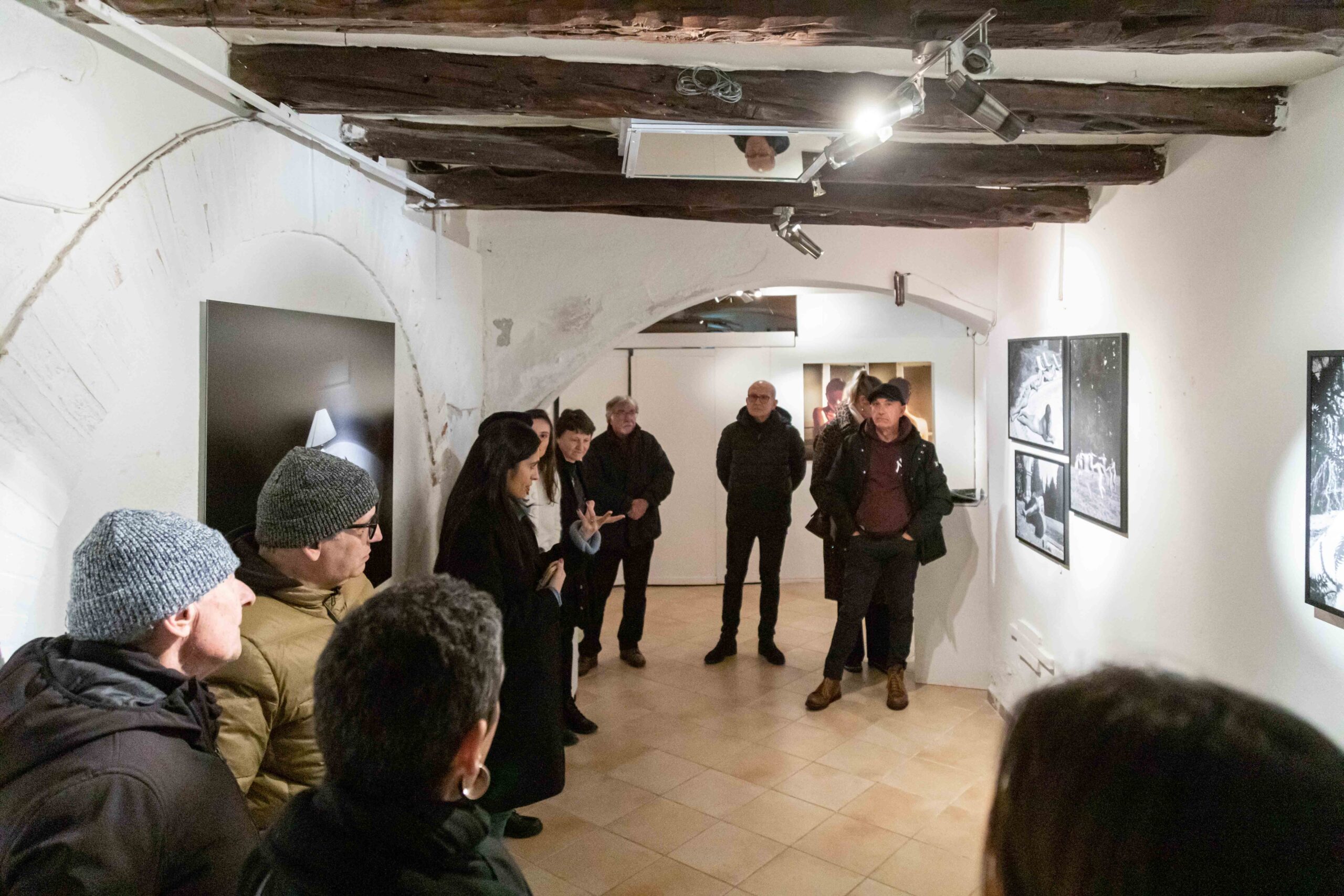 Ivana Salis presenting Entreterras exhibition to the visitors - Photo: Massimiliano Frau