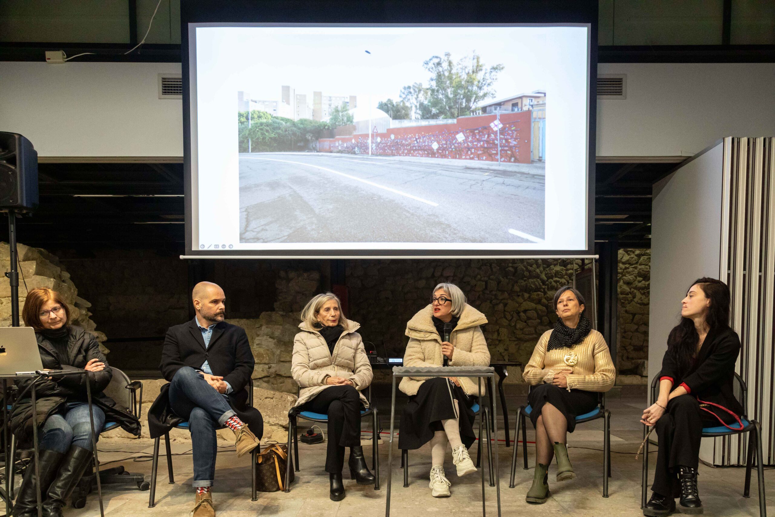 Rosaria Straffalaci talking about the collective mural realized in Sant'Elia quarter - Photo: Massimiliano Frau