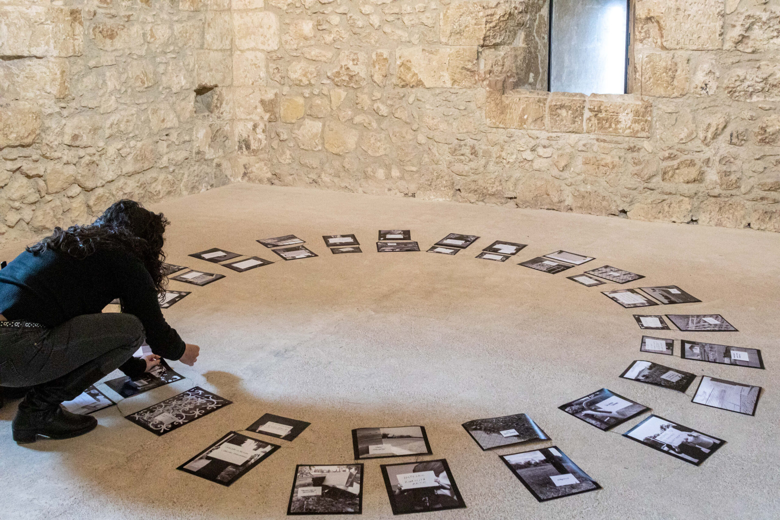 Roberta Congiu realizing Impressions installation - Photo Massimiliano Frau