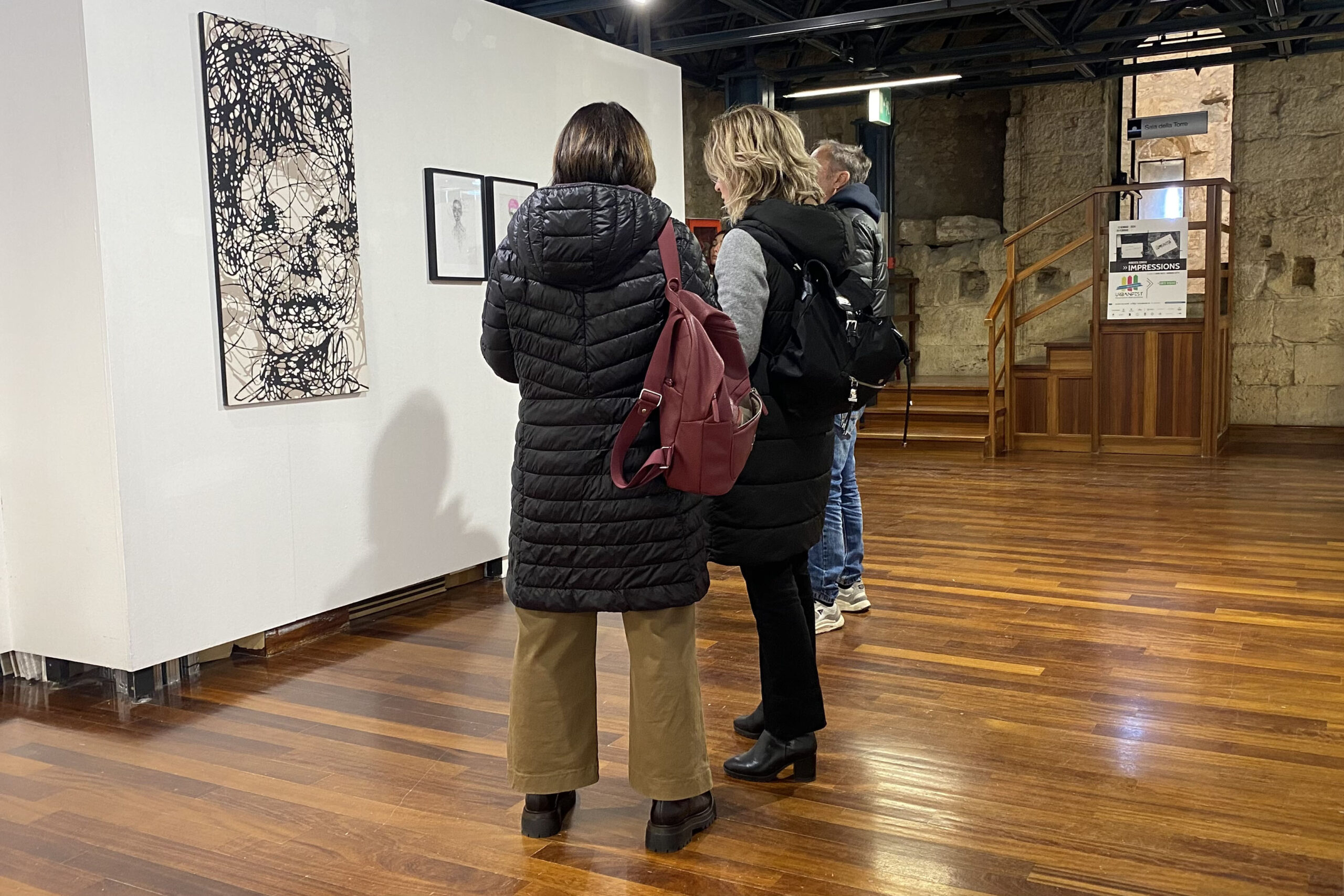 visitors looking at Marco Réa artworks